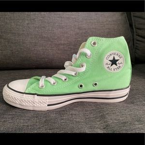 Converse CTAS HI size women’s 6 never worn. New.